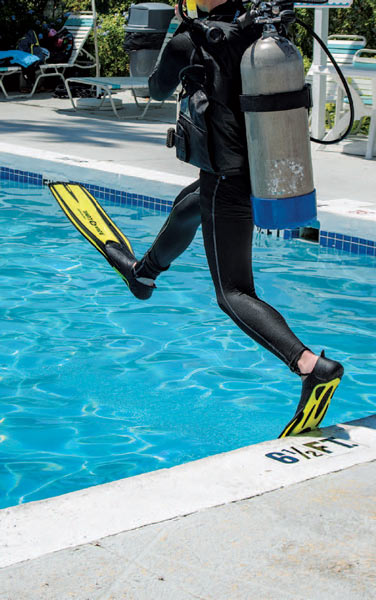 the-easy-in-tips-for-performing-the-giant-stride-entry-scuba-diving-news-gear-education